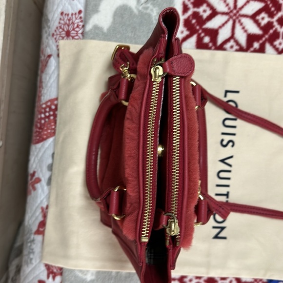 Burberry blue label burgundy shearling and leather 2 way handbag - Picture 6 of 15